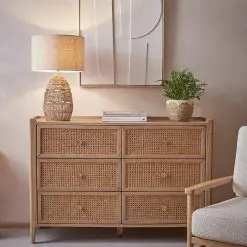 میز کنسول چوبی مینیمال، ترکیبی از زیبایی طبیعی چوب و سادگی گرایش مینیمالیستی است که می‌تواند به فضای خانه‌تان شخصیت و گرمای بی‌نظیری ببخشد. این میزها با طراحی ساده و خطوط تمیز و بدون تزئینات اضافی، بر زیبایی طبیعی چوب تاکید دارند و می‌توانند مکملی ایده‌آل برای دکوراسیون مدرن یا کلاسیک خانه شما باشند. میز کنسول مینیمال چوبی، معمولاً در ورودی خانه، راهرو یا پشت مبلمان نشیمن قرار می‌گیرد و فضایی برای قرار دادن کلیدها، کیف و سایر وسایل ضروری هنگام ورود یا خروج از خانه فراهم می‌کند. همچنین می‌تواند به عنوان یک میز جانبی در اتاق نشیمن یا اتاق خواب مورد استفاده قرار گیرد و فضایی برای قرار دادن کتاب، گلدان یا وسایل تزئینی فراهم کند. چوب به کار رفته در این میزها می‌تواند از انواع مختلف چوب سخت یا نرم باشد که هر کدام زیبایی و خصوصیات منحصر به فردی دارند. با انتخاب یک میز کنسول چوبی مینیمال، نه تنها زیبایی طبیعی چوب را به خانه خود می‌آورید، بلکه اثاثیه‌ای بادوام و با کیفیت را نیز انتخاب کرده‌اید که می‌تواند سالیان سال دوام بیاورد و به فضای خانه‌تان شخصیت بخشد.