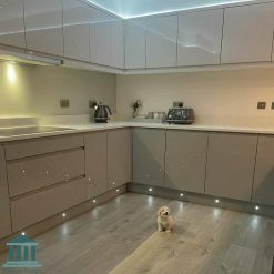 کابینت هایگلاس سفید طلایی کد 0235 10 کابینت آشپزخانه هایگلاس کد 0235