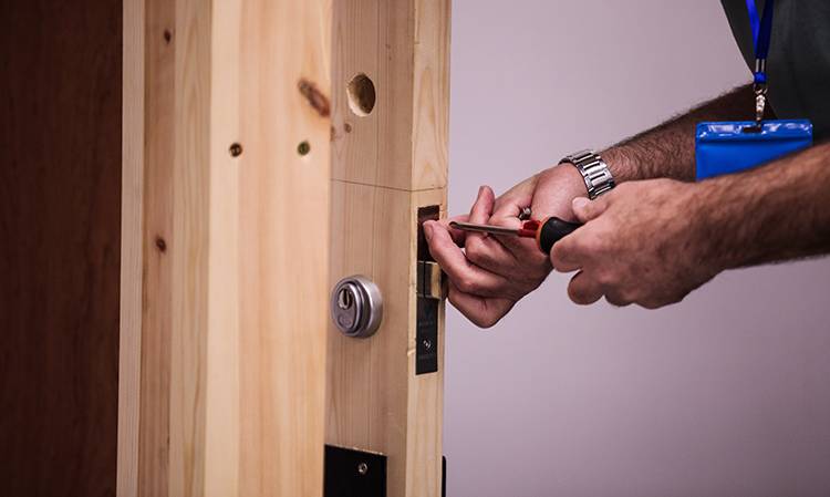 آموزش نصب قفل درب چوبی 1 Best Locksmith Course to Fit Locks | فانوس دیزاین تولید کننده انواع درب اتاق ، ضد سرقت، درب ورودی و ضد آل
