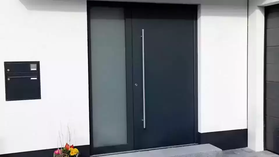 aluminum door - 10 نوع اصلی درب خانه شما