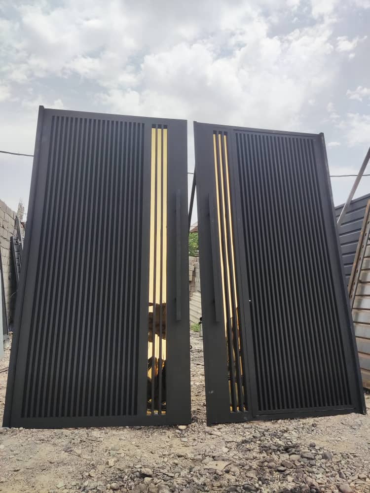 بهترین مدل درب حیاط برای ساختمان لوکس