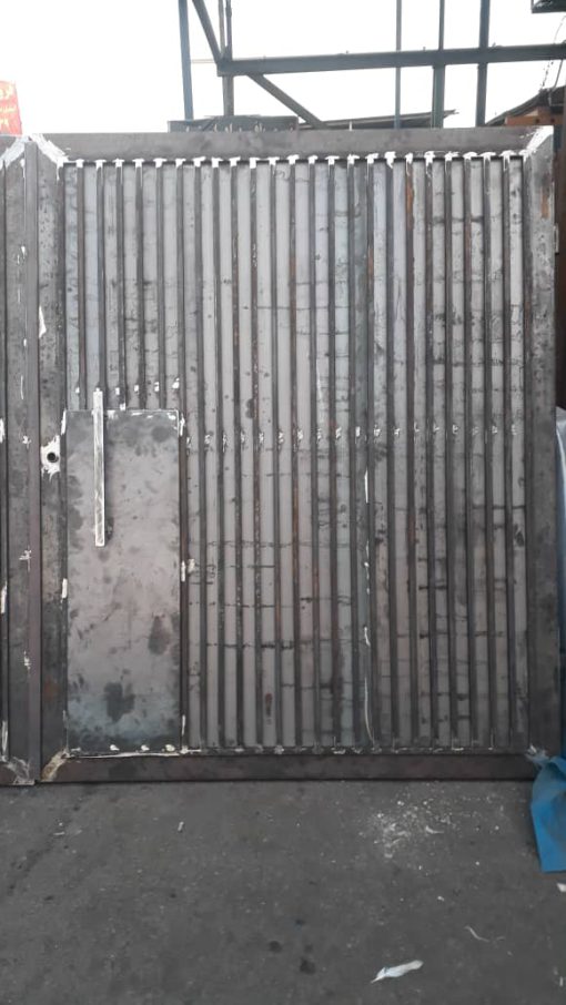 درب پارکینگ ساده و شیک ابعاد 220*350 کد 40020