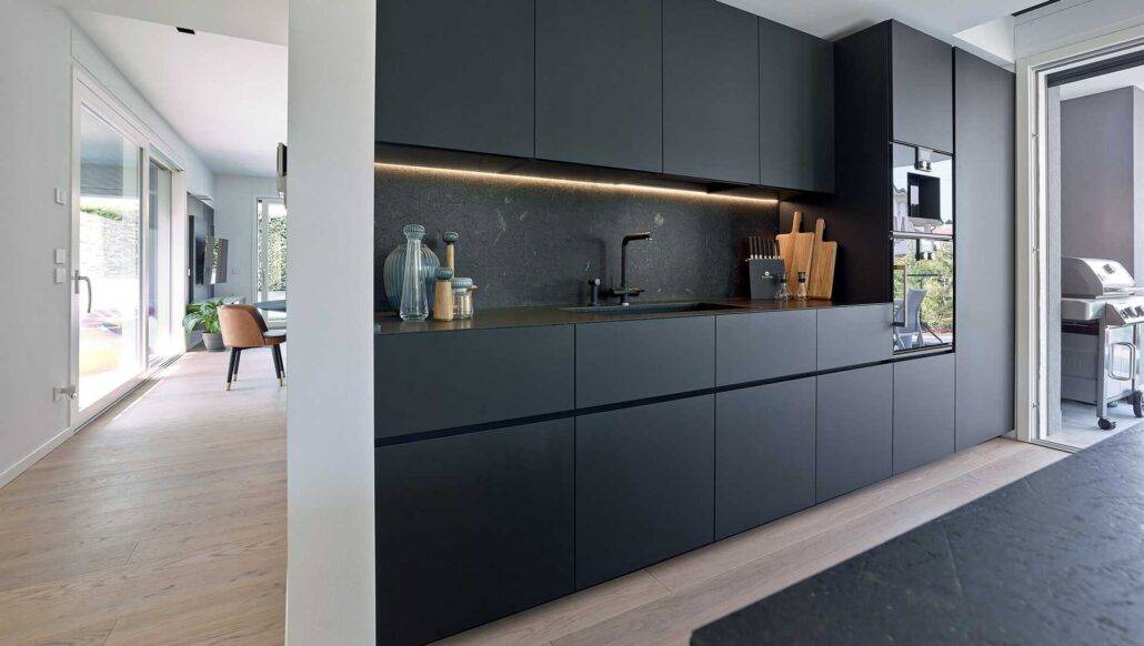Cabinets in modern kitchen min | فانوس دیزاین تولید کننده انواع درب اتاق ، ضد سرقت، درب ورودی و ضد آل