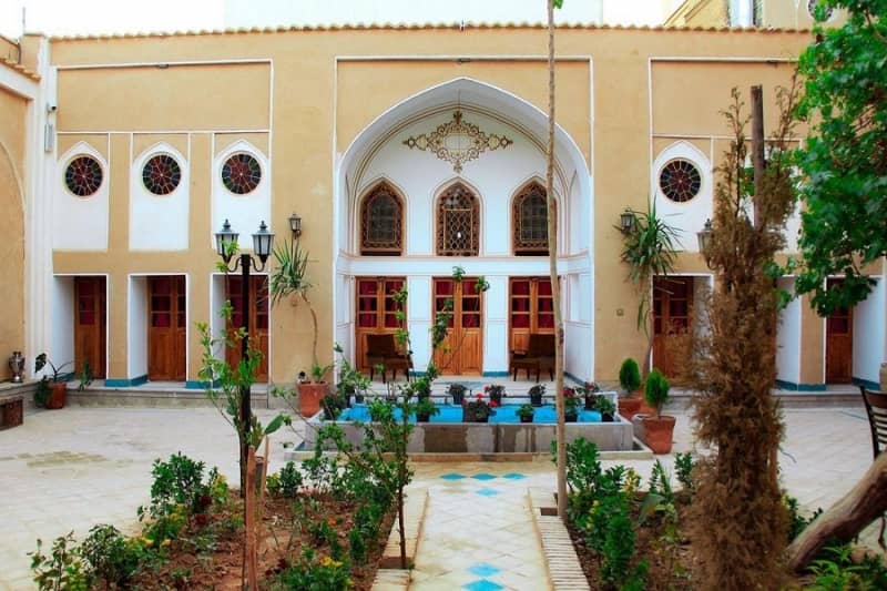 طراحی و اجرای دکوراسیون کافی شاپ 42 Door in traditional Iranian coffee shop decoration