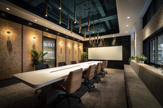 طراحی و اجرای دکوراسیون اتاق کنفرانس 53 Flooring in the neoclassical decoration of the conference room