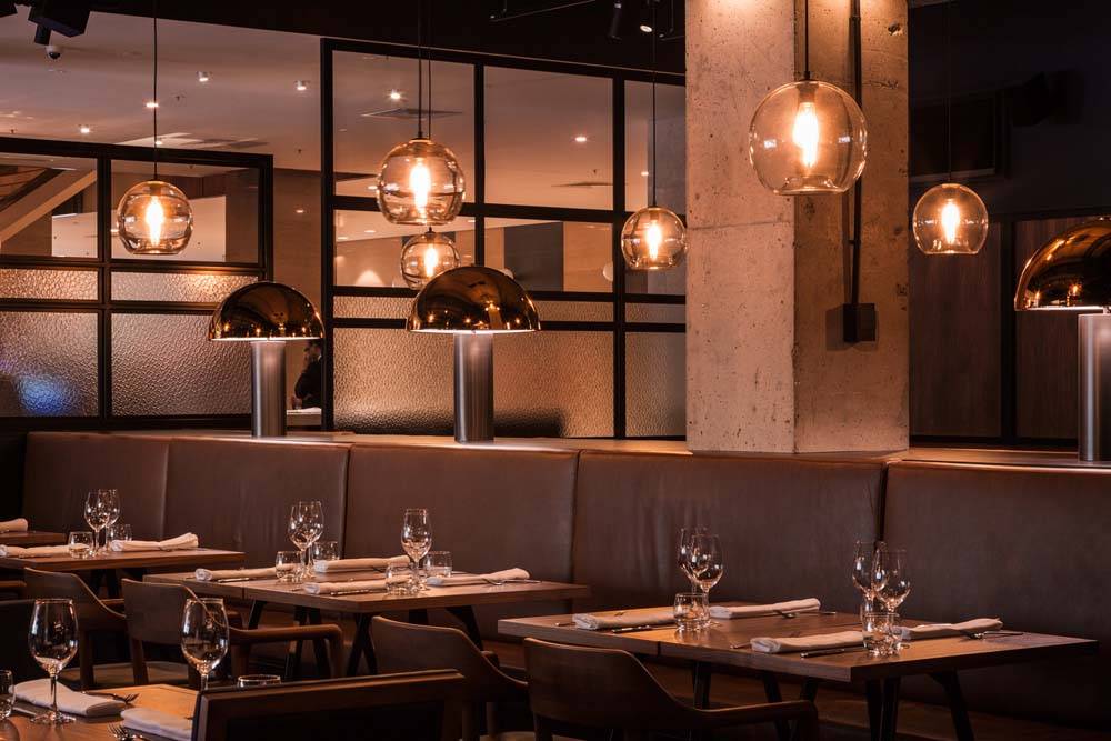 طراحی و اجرای دکوراسیون کافی شاپ 34 Furniture in classic coffee shop decoration