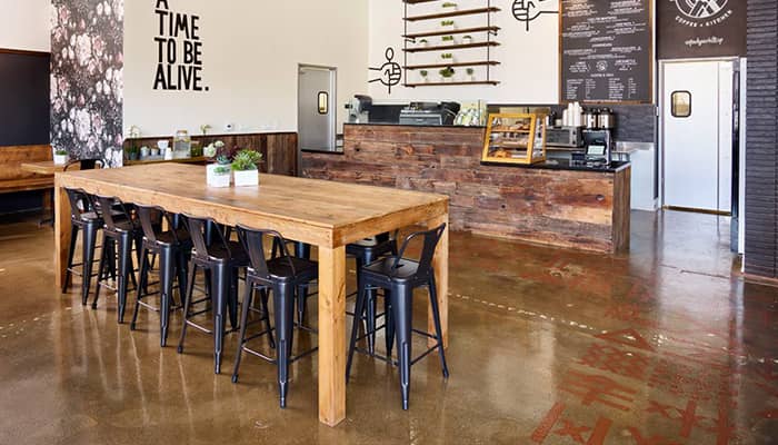 طراحی و اجرای دکوراسیون کافی شاپ 38 Furniture in the industrial decoration of the coffee shop