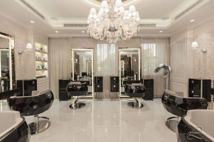 طراحی و اجرای دکوراسیون سالن آرایشی 36 Furniture in the neoclassical decoration of the beauty salon