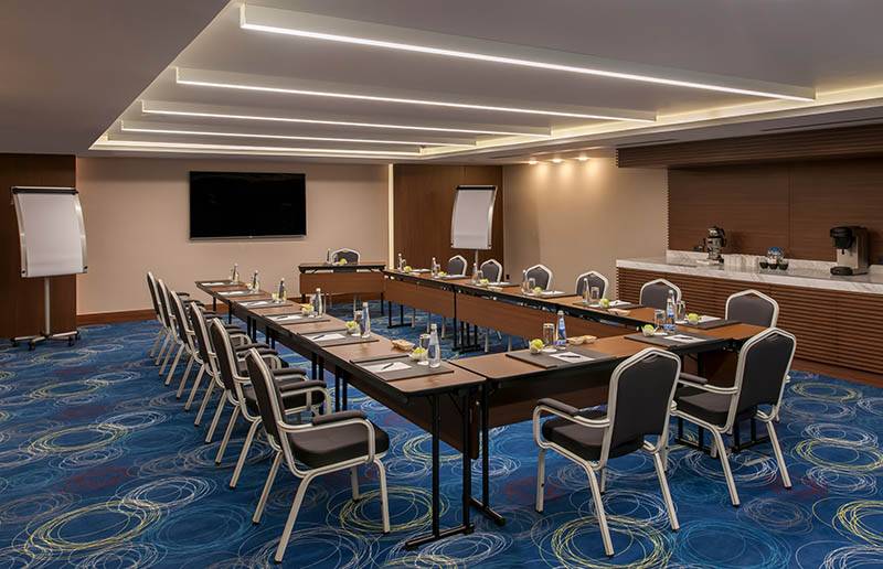 طراحی و اجرای دکوراسیون اتاق کنفرانس 69 Lighting in the traditional Iranian decoration of the conference room