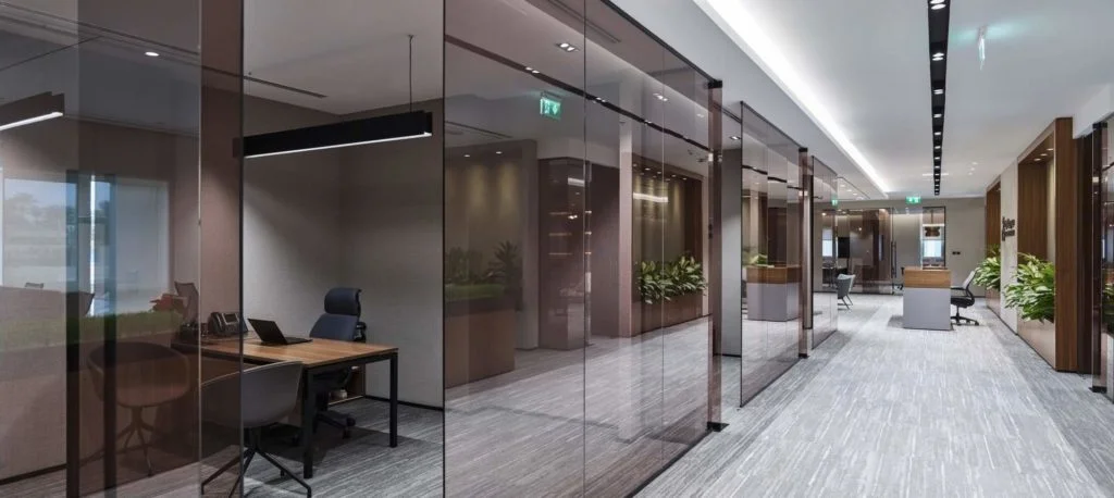 طراحی و اجرای دکوراسیون اتاق مدیریت 10 The door in the modern decoration of the management room
