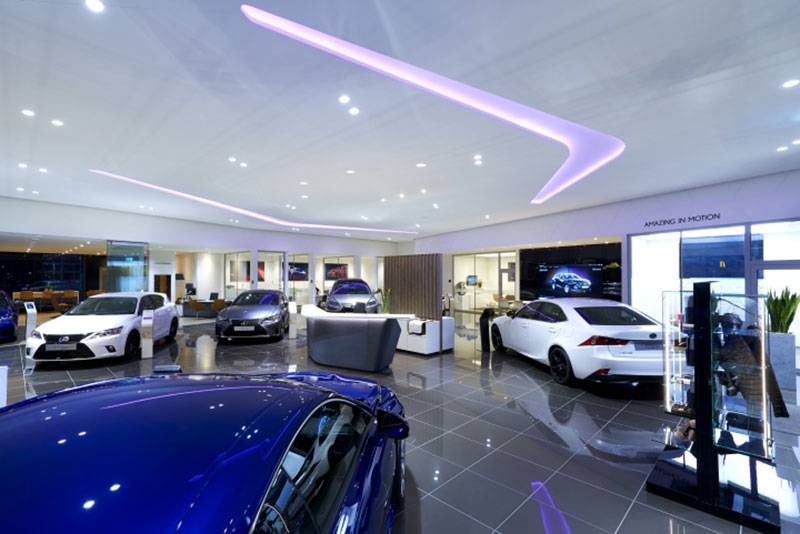 طراحی و اجرای دکوراسیون نمایشگاه ماشین 29 Car showroom industrial style decoration