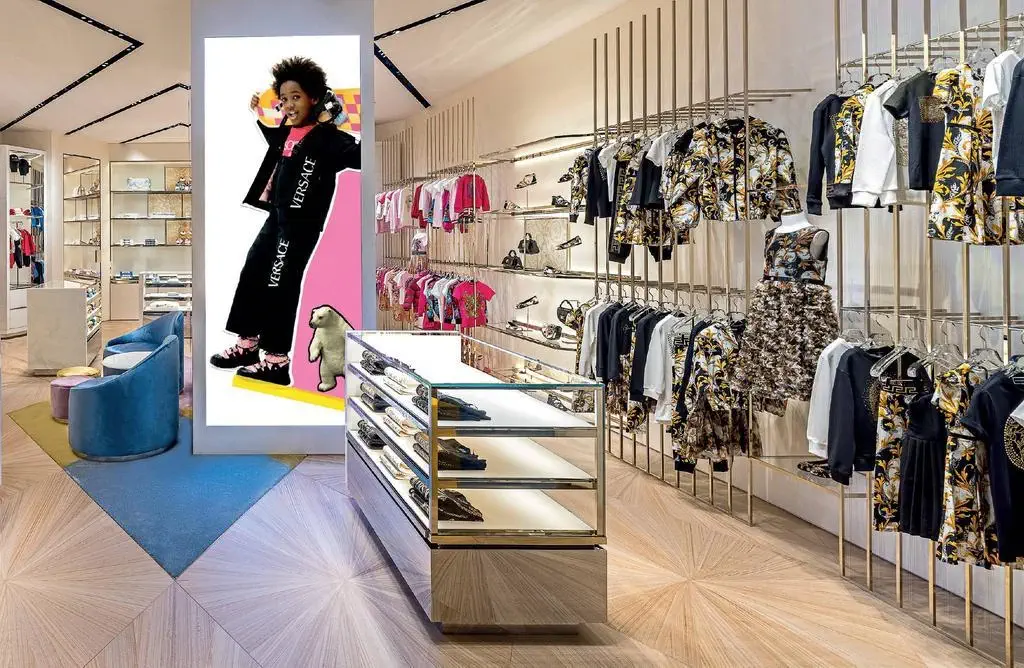 طراحی و اجرای دکوراسیون فروشگاه لباس بچه گانه 23 Classic decor of children's clothing store