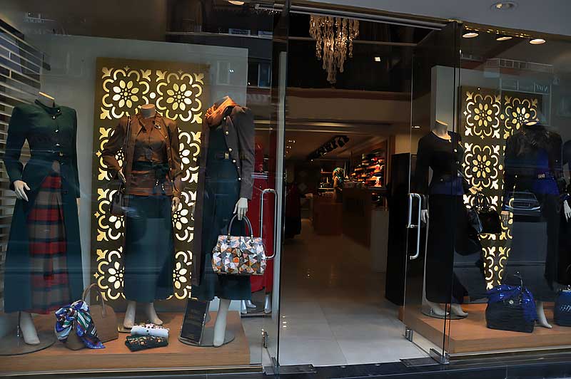 طراحی و اجرای دکوراسیون لباس فروشی 46 Classic style decoration of clothes shop