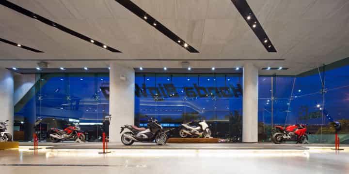 طراحی و اجرای دکوراسیون نمایشگاه موتور سیکلت 22 Classic style decoration of motorcycle exhibition