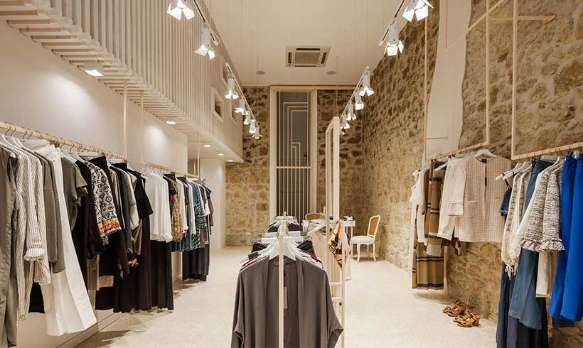 طراحی و اجرای دکوراسیون لباس فروشی 51 Furniture in the industrial decoration of clothing stores