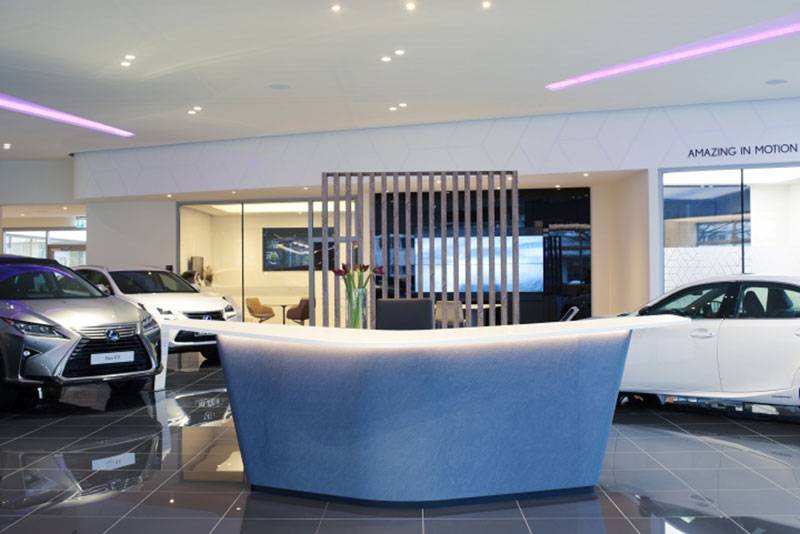 طراحی و اجرای دکوراسیون نمایشگاه ماشین 30 Furniture in the industrial decoration of the car exhibition