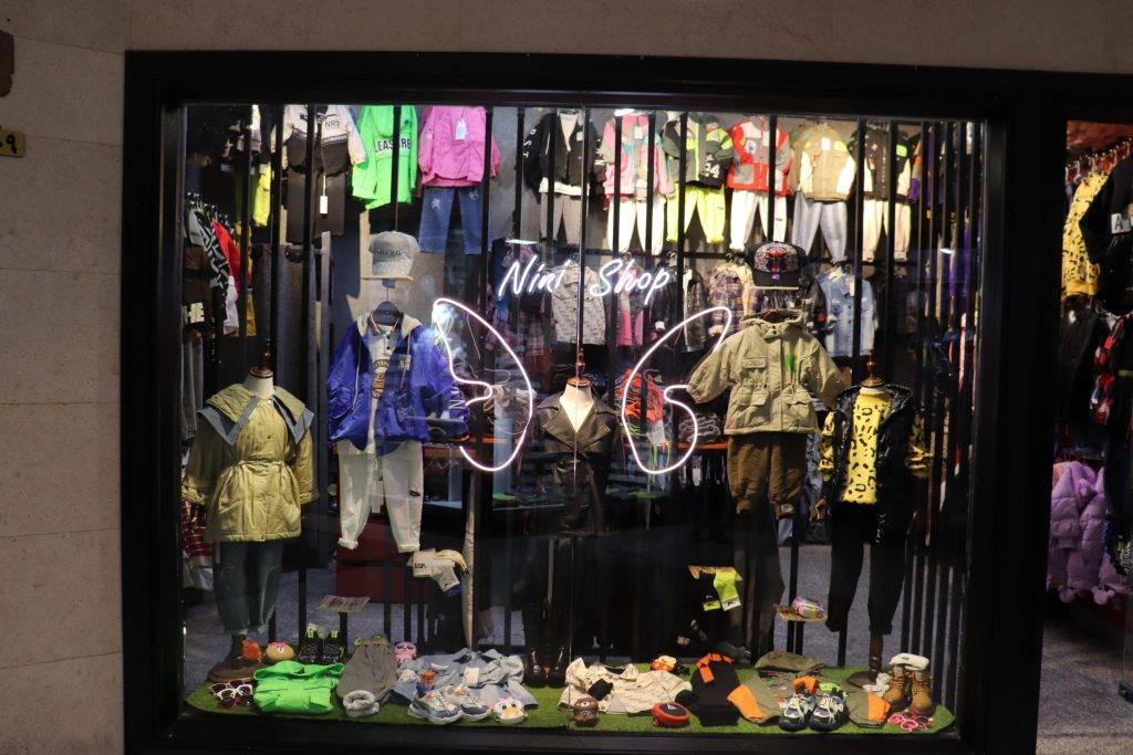 طراحی و اجرای دکوراسیون فروشگاه لباس بچه گانه 38 Material in the decoration of the children's clothing store
