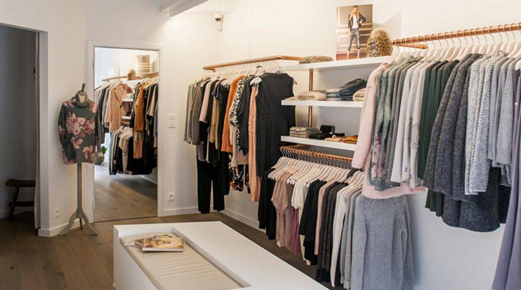 طراحی و اجرای دکوراسیون لباس فروشی 56 Scandinavian style clothing store decoration