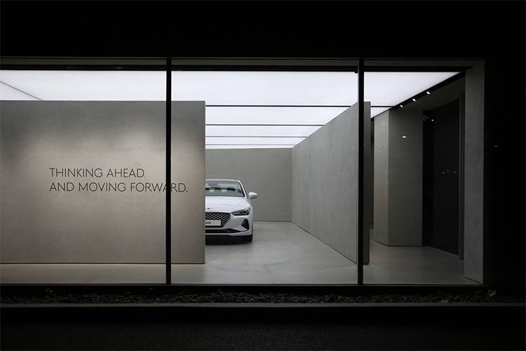 طراحی و اجرای دکوراسیون نمایشگاه ماشین 36 The door in the Scandinavian decoration of the car showroom