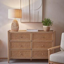 میز کنسول چوبی مینیمال، ترکیبی از زیبایی طبیعی چوب و سادگی گرایش مینیمالیستی است که می‌تواند به فضای خانه‌تان شخصیت و گرمای بی‌نظیری ببخشد. این میزها با طراحی ساده و خطوط تمیز و بدون تزئینات اضافی، بر زیبایی طبیعی چوب تاکید دارند و می‌توانند مکملی ایده‌آل برای دکوراسیون مدرن یا کلاسیک خانه شما باشند. میز کنسول مینیمال چوبی، معمولاً در ورودی خانه، راهرو یا پشت مبلمان نشیمن قرار می‌گیرد و فضایی برای قرار دادن کلیدها، کیف و سایر وسایل ضروری هنگام ورود یا خروج از خانه فراهم می‌کند. همچنین می‌تواند به عنوان یک میز جانبی در اتاق نشیمن یا اتاق خواب مورد استفاده قرار گیرد و فضایی برای قرار دادن کتاب، گلدان یا وسایل تزئینی فراهم کند. چوب به کار رفته در این میزها می‌تواند از انواع مختلف چوب سخت یا نرم باشد که هر کدام زیبایی و خصوصیات منحصر به فردی دارند. با انتخاب یک میز کنسول چوبی مینیمال، نه تنها زیبایی طبیعی چوب را به خانه خود می‌آورید، بلکه اثاثیه‌ای بادوام و با کیفیت را نیز انتخاب کرده‌اید که می‌تواند سالیان سال دوام بیاورد و به فضای خانه‌تان شخصیت بخشد.