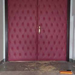 در سالن کنفرانس دولنگه آکوستیک چرم دوخت رنگ زرشکی کد 11356