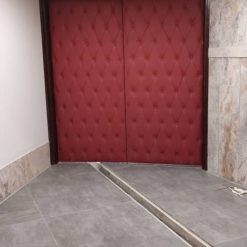 در سالن کنفرانس دولنگه آکوستیک چرم دوخت رنگ زرشکی کد 11356