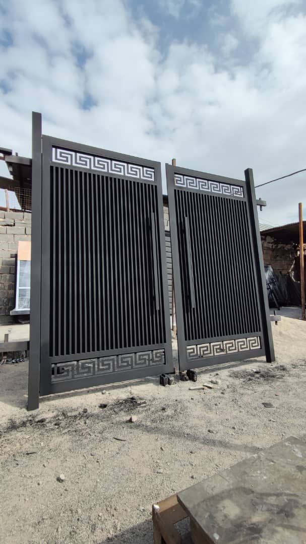 درب حیاط ساده بهتر است یا فرفورژه؟ مقایسه‌ای کامل برای انتخاب هوشمندانه