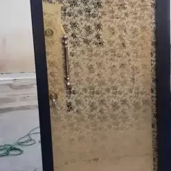 درب ضد سرقت استیل طلایی گلدار با قاب مشکی کد 30190 3 خرید درب ضد سرقت استیل طلایی گلدار | قاب مشکی لوکس و مقاوم — FanoosDesign