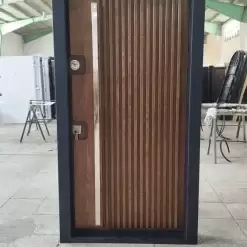 درب ضد سرقت طرح چوب شیار عمودی با فریم مشکی