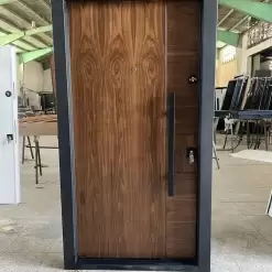 درب ضد سرقت روکش چوب گردویی با قاب مشکی و دستگیره عمودی کد 30188 3 درب ضد سرقت روکش چوب گردویی با قاب مشکی و دستگیره عمودی کد 30188