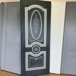 درب لوکس مشکی با طرح کلاسیک سفید