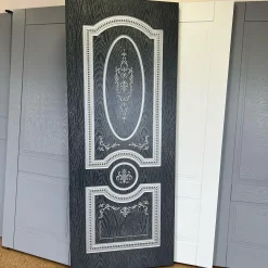 درب لوکس مشکی با طرح کلاسیک سفید