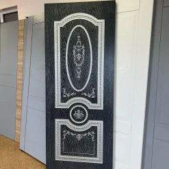 درب لوکس مشکی با طرح کلاسیک سفید