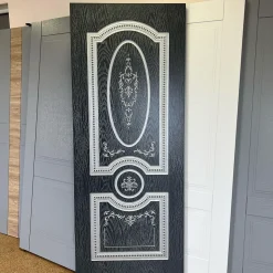 درب لوکس مشکی با طرح کلاسیک سفید