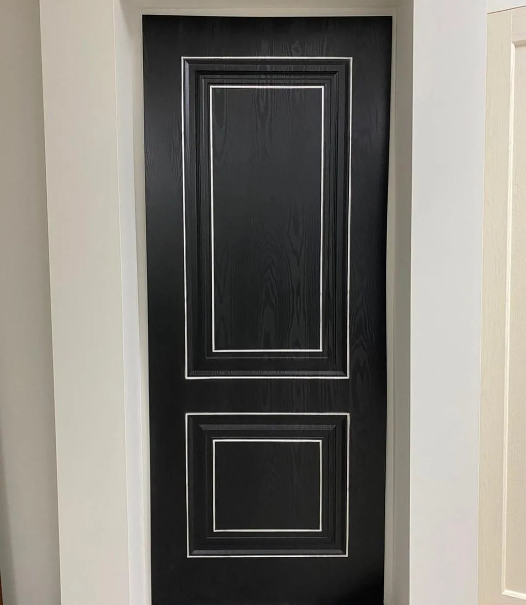 درب چوبی مشکی با قاب سفید مدل کلاسیک دو پنل کد 30716 7 درب چوبی مشکی با قاب سفید مدل کلاسیک دو پنل