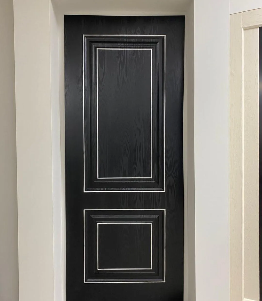 درب چوبی مشکی با قاب سفید مدل کلاسیک دو پنل کد 30716 6 درب چوبی مشکی با قاب سفید مدل کلاسیک دو پنل