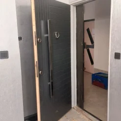 درب ضد سرقت مدل بلک‌لاین با کوبه گرد و دستگیره عمودی کد 30413