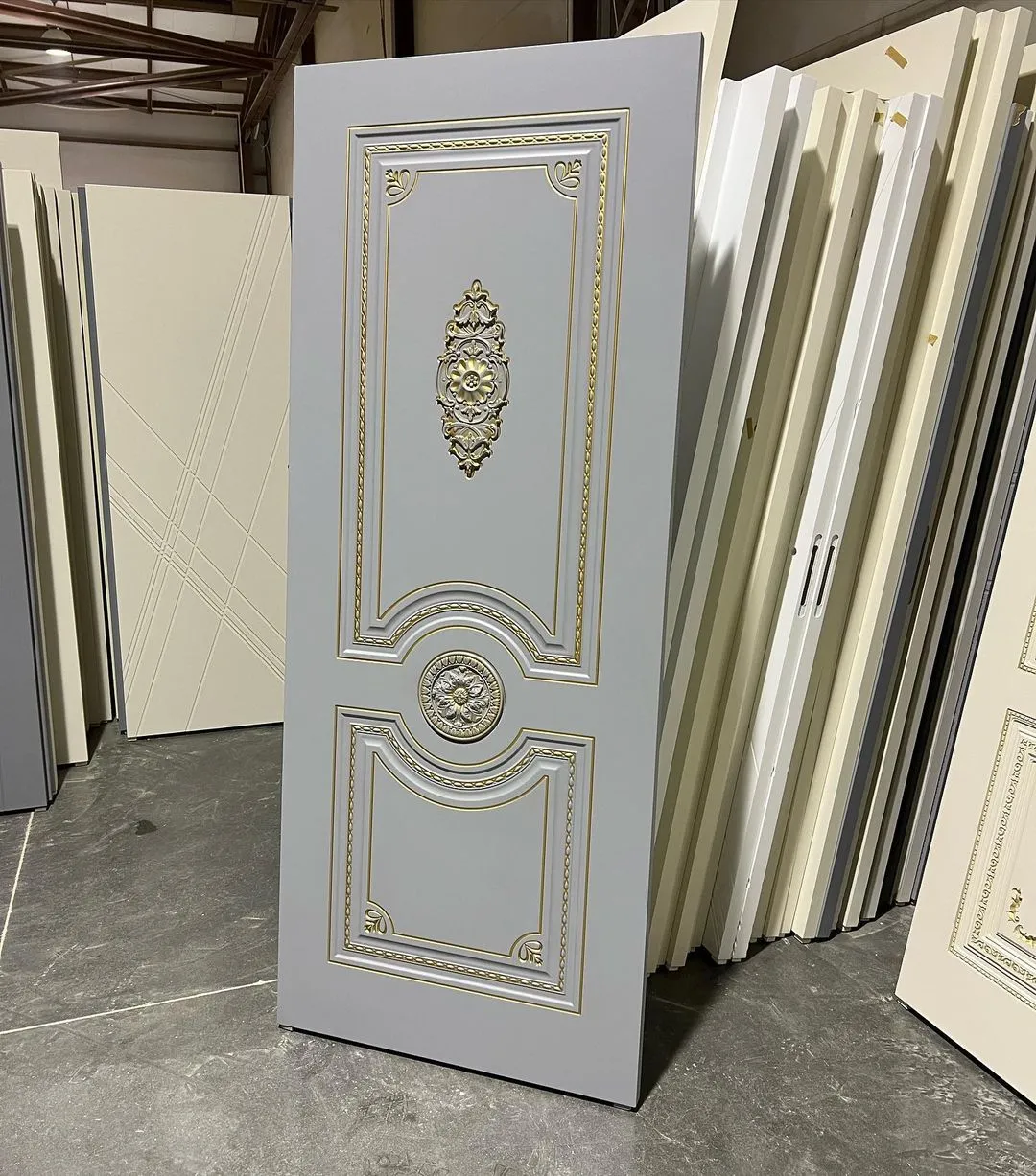 درب کلاسیک MDF طوسی با طرح منبت طلایی مدل سلطنتی کد 30643 4 درب کلاسیک MDF طوسی با طرح منبت طلایی مدل سلطنتی کد 30643