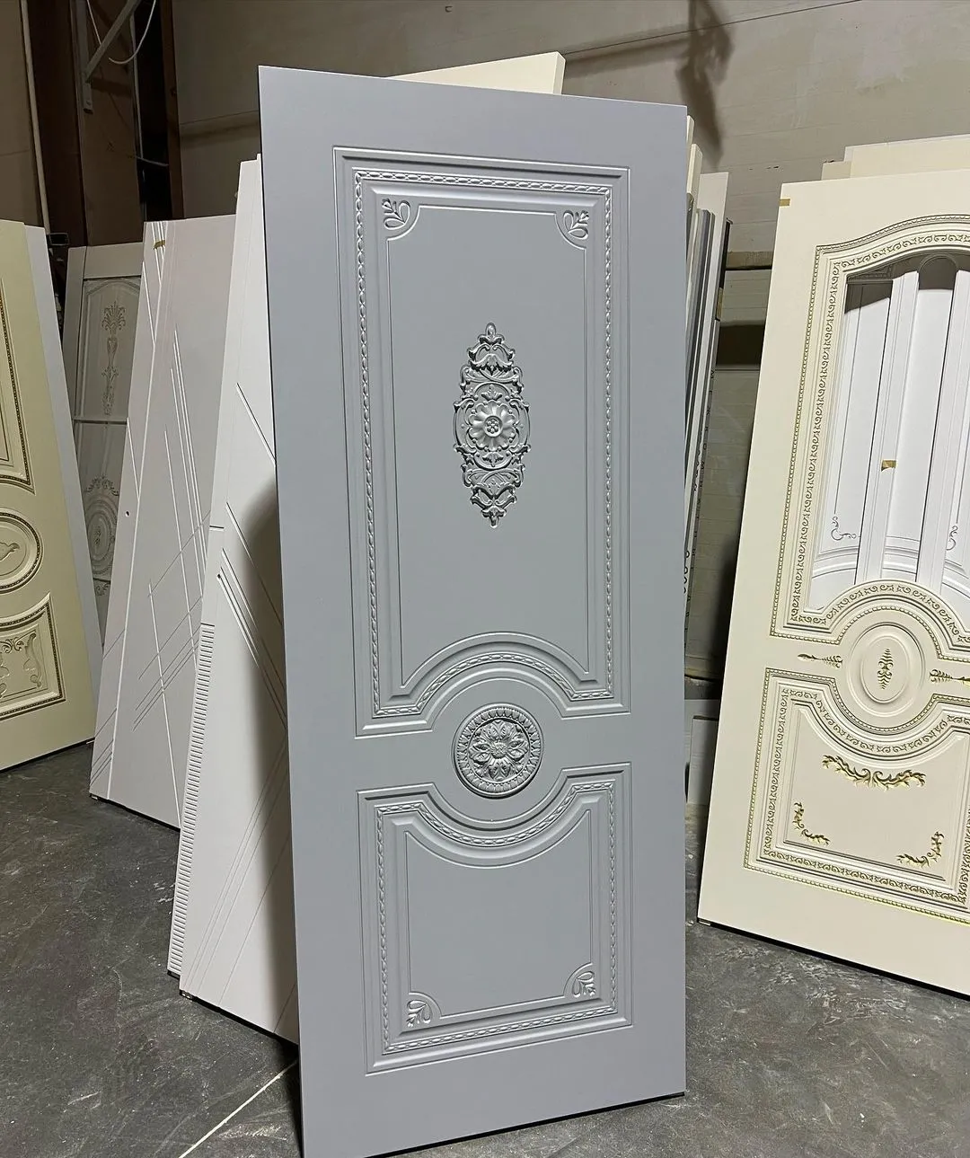 درب کلاسیک MDF طوسی با طرح منبت طلایی مدل سلطنتی کد 30643 7 درب کلاسیک MDF طوسی با طرح منبت طلایی مدل سلطنتی کد 30643