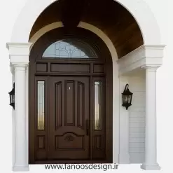 درب ورودی چوبی کلاسیک قوسی با شیشه دکوراتیو و سایدلایت