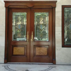 درب چوبی کلاسیک دو لنگه با شیشه دکوراتیو طلایی – مدل مجلل فانوس دیزاین