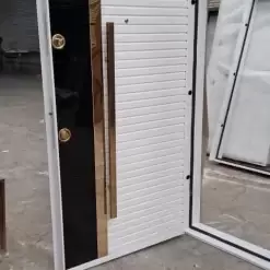 درب ضد سرقت مدل کلاسیک طلایی با فریم مشکی کد 30186 10 درب ضد سرقت کلاسیک طلایی | خرید درب ورودی با فریم مشکی و طراحی مدرن