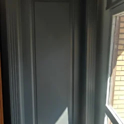 درب طوسی کلاسیک با تاج تزئینی | طراحی لوکس و چشم‌نواز برای دکوراسیون خاص