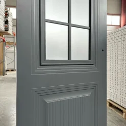 درب لوکس طوسی با پنجره ششقسمتی و پانل شیاردار کد 30583 4 درب لوکس طوسی با پنجره ششقسمتی و پانل شیاردار