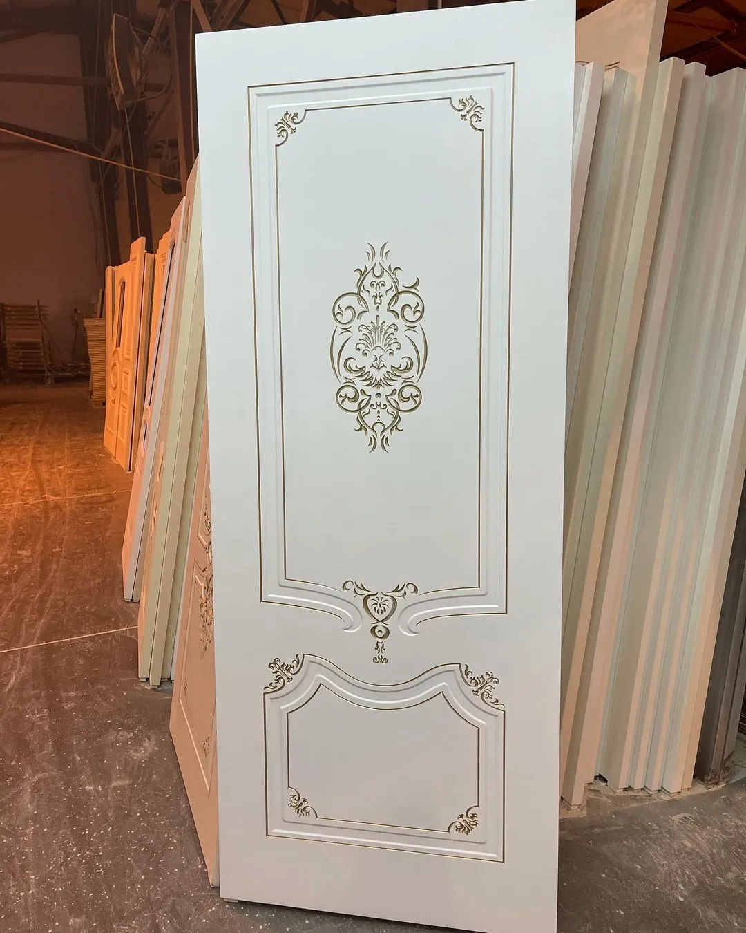 درب کلاسیک منبت سفید کد 30688 4 درب کلاسیک منبت سفید کد 30688