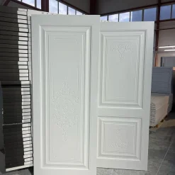 درب MDF کلاسیک سفید با طرح منبت گل‌دار و قاب برجسته