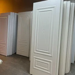 درب سفید کلاسیک با پنل برجسته مدل رویال