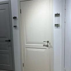 درب داخلی سفید مدل کلاسیک با پنل مستطیلی