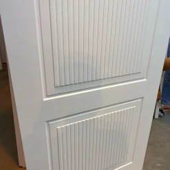 درب داخلی سفید مدل کلاسیک دو پنل شیاردار