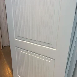 درب داخلی سفید مدل کلاسیک دو پنل شیاردار